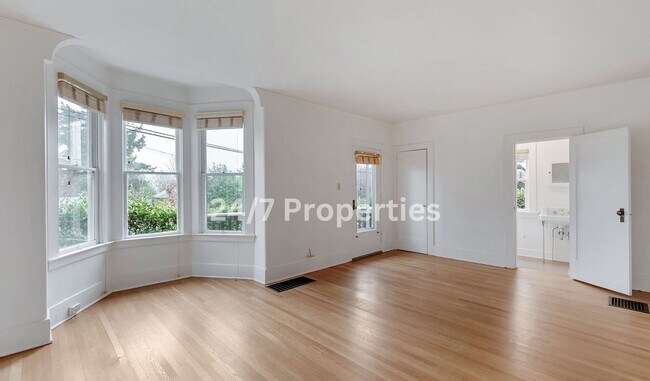 Building Photo - 3405 SW 11th Ave