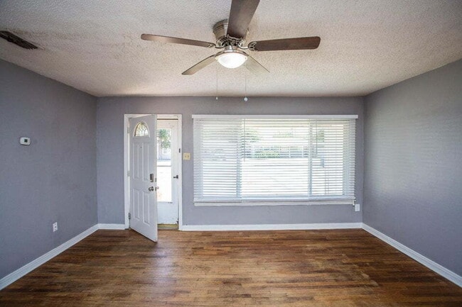 Foto del edificio - Charming 2/1 with Large Backyard!