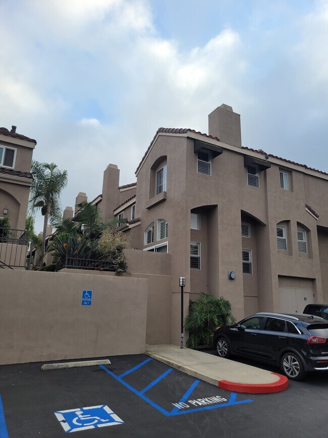 Foto del edificio - 1329 E Grand Ave