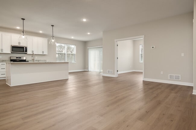 Building Photo - 5731 Willow Creek Ln