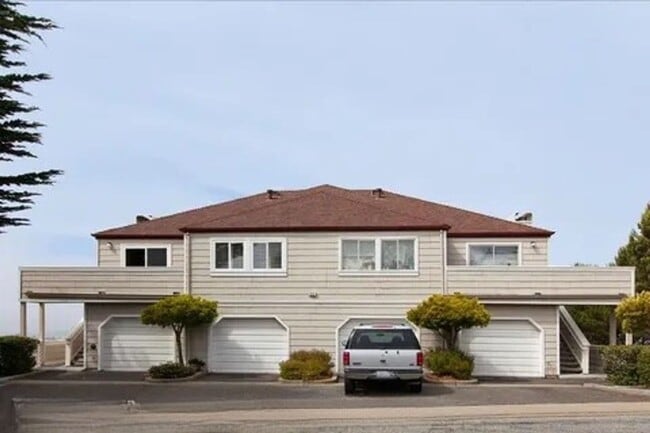 Building Photo - Amazing 2BR/2BA Townhome w/ Parking, In-Un...