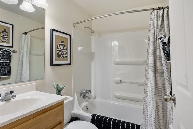 Building Photo - Shadeland Terrace Townhomes w/Full Basements