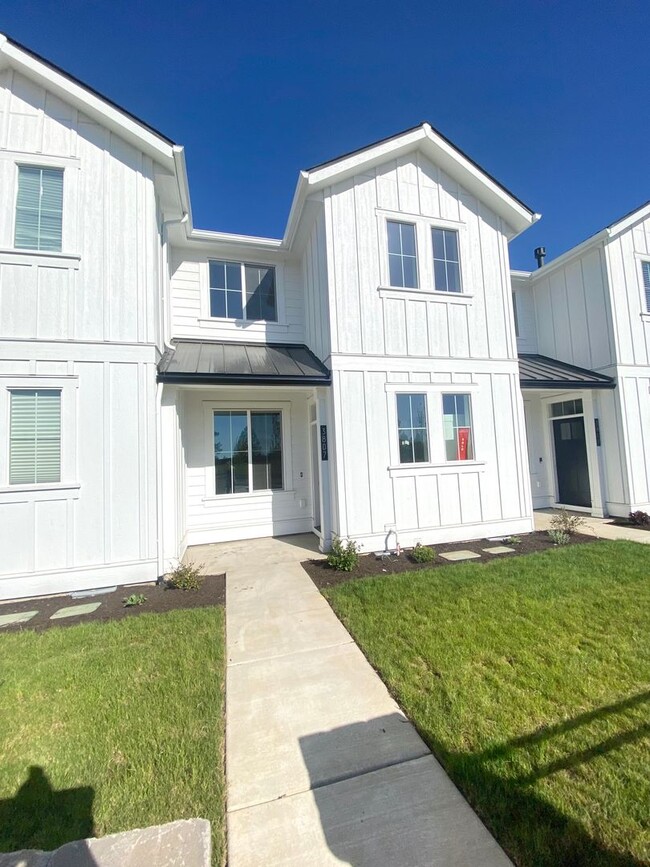 Building Photo - Brand NEW Palisch Townhome in Petrosa - Cl...