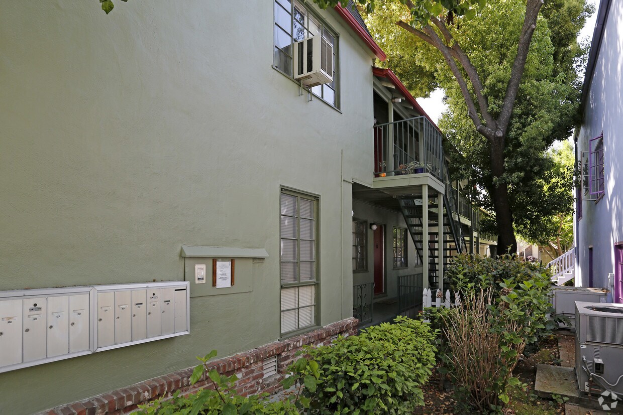 Building Photo - Deus