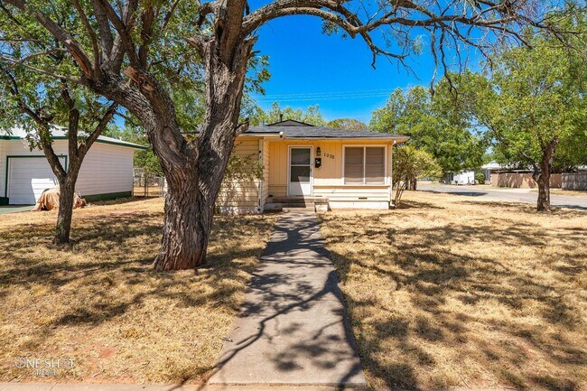 Foto del edificio - 1002 S San Jose Dr