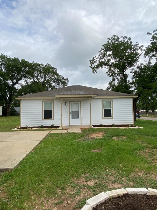 Building Photo - 411 Lindley Dr
