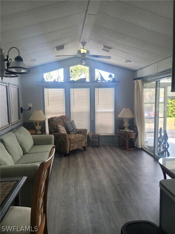 Foto del edificio - 15175 Stringfellow Rd