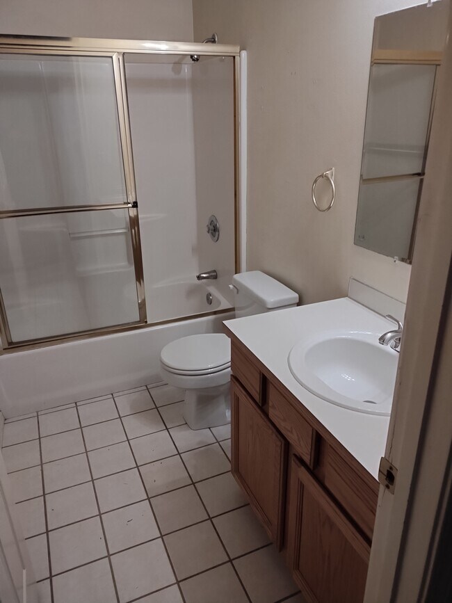 tub-shower - 2538 Pacific St