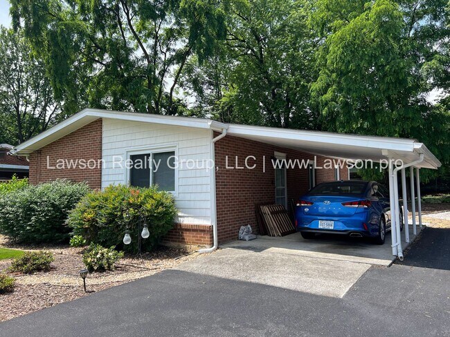 Foto del edificio - Charming Brick Ranch with Beautifully Land...