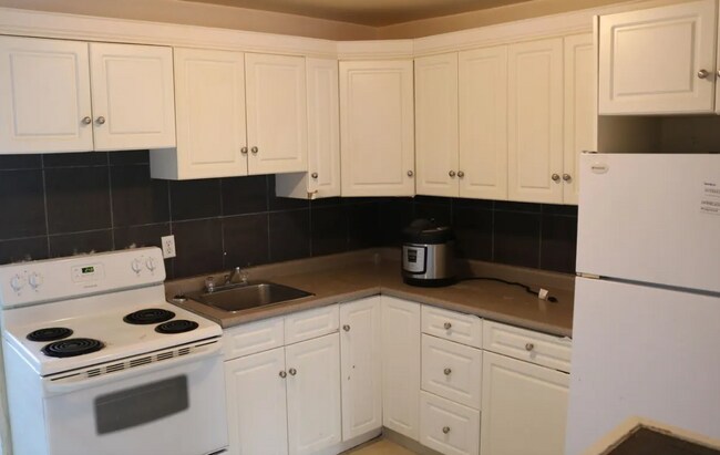 Building Photo - 824 College Ave