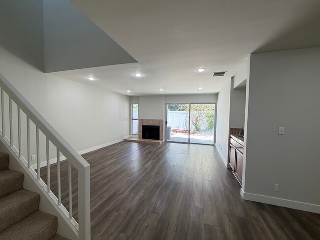 Bright and large living room and wet bar - 18241 Andrea Cir N