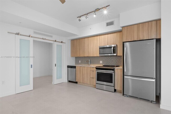 Foto del edificio - 2150 N Bayshore Dr
