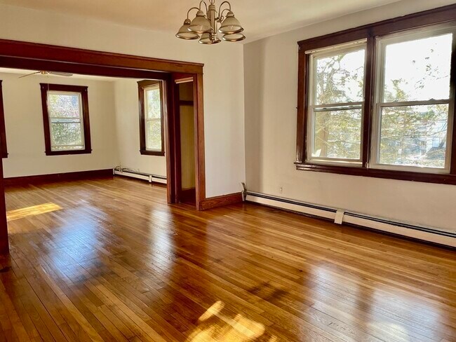 Building Photo - 8 Maple St