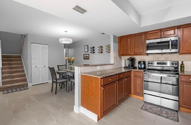 Building Photo - 1590 Shaker Cir