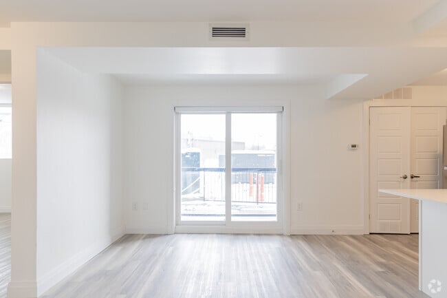 2BR, 1BA - 860SF - Salon - 144 Lucan Ave, Waterloo