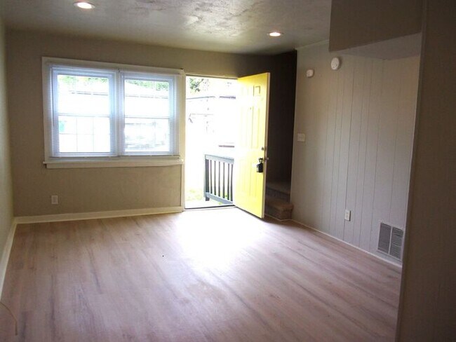 Foto del edificio - 2 Bedroom 1 Bath Townhome Minutes to Uptow...
