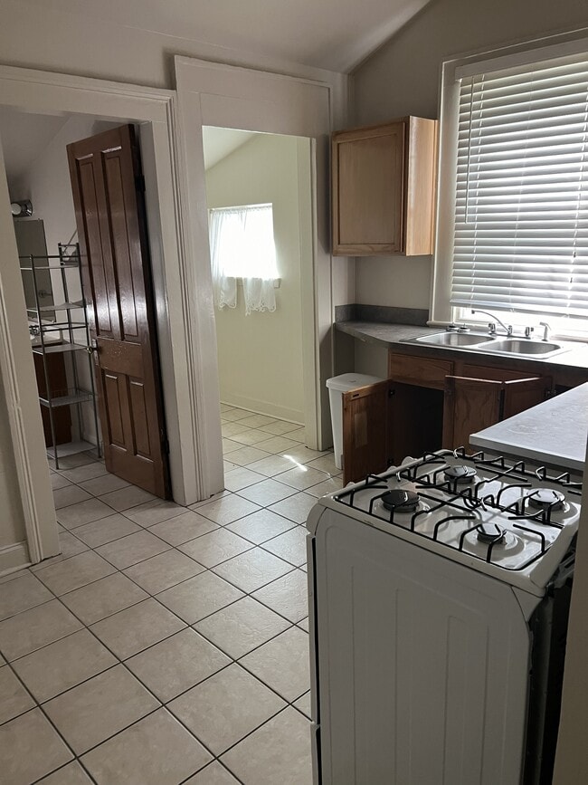 Kitchen - 713 Evelina St