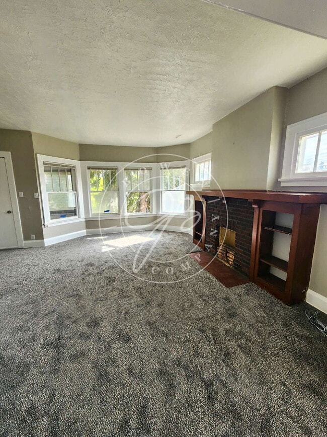 Building Photo - 2 bedroom Upper unit- over 1200 sq feet! Private enclosed porch! Water included!