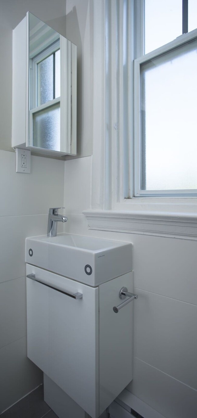 Photo du bâtiment - 4557 Rue Sherbrooke O