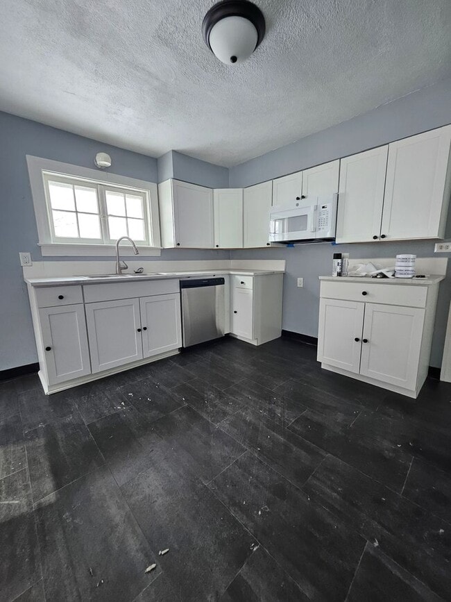 Building Photo - 3 bedroom single family home MILLCREEK