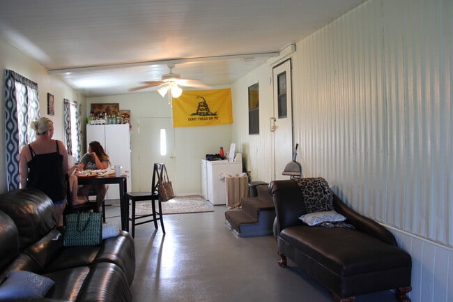Foto del edificio - 4150 Spiker Ln