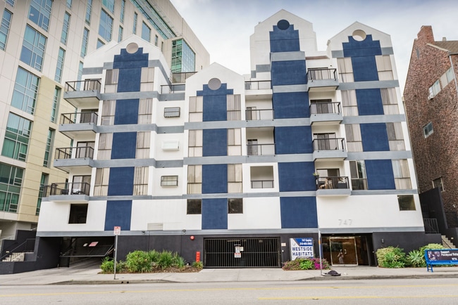 Building Photo - 747 Gayley Ave