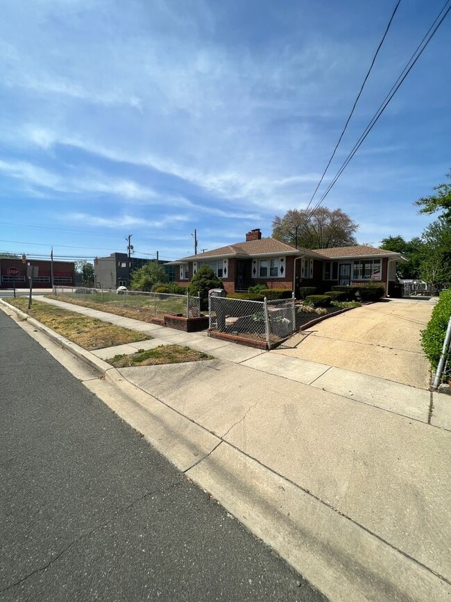 Foto del edificio - Amazing 6 Bedroom 2 Bathroom home with dual driveways