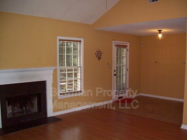 Foto del edificio - 141 Wakefield Dr