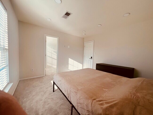 Foto del edificio - 23 Webb Ct