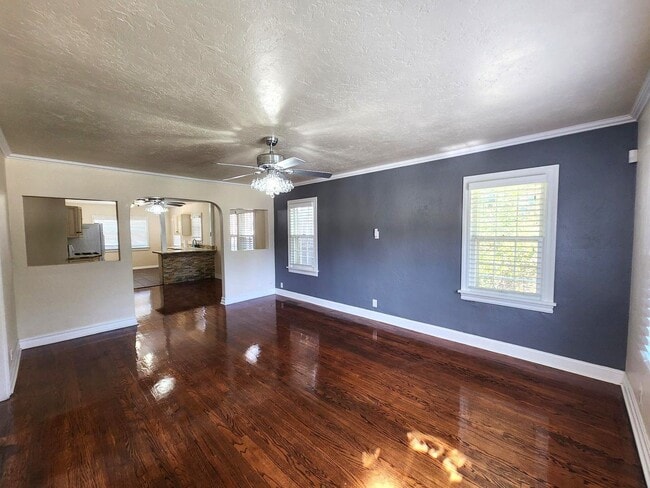 Foto del edificio - AMAZING 3 BED, 2 BATH Plus Study MILLERS ADDITION NW OKC