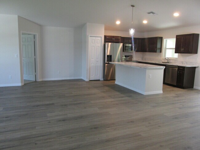 Building Photo - 1726 SE Minorca Ave