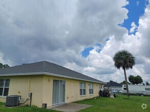 Building Photo - 205 Schoolside Dr