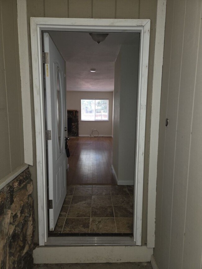 Building Photo - Unfurnished three bedroom house in Al Tahoe
