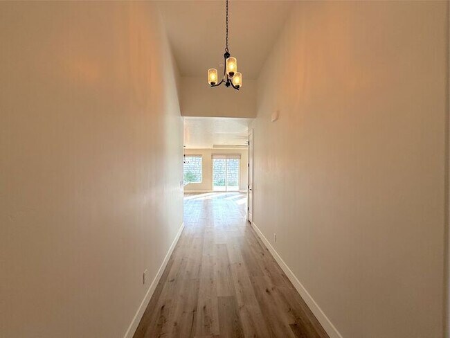 Building Photo - 3 bed, 2 bath home w/2 car garage