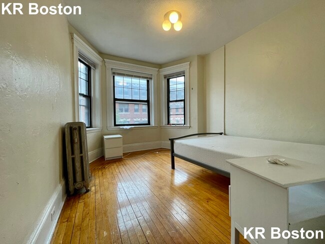 Building Photo - 144 Hemenway St