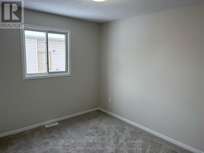 Building Photo - 331 Simpson Crescent