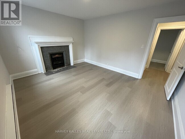 Photo du bâtiment - 320-320 Lonsdale Rd