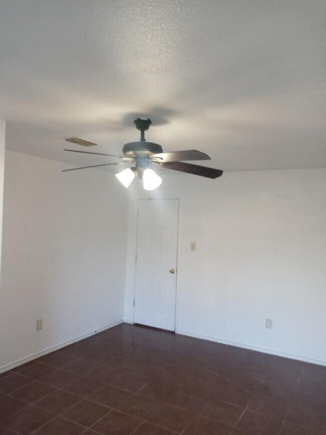 Foto del edificio - 2 bedroom and 1 bathroom unit ready to move in in Charlotte.