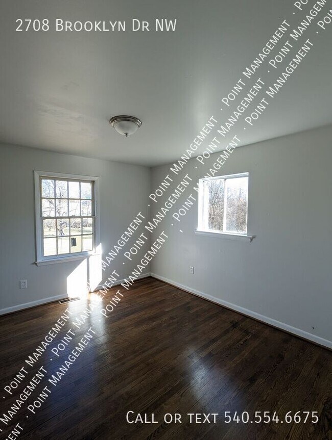 Building Photo - 2 Bedroom 1 Bath Townhome!