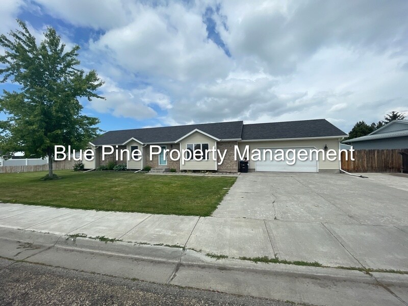 810 Tennis Ct Dr, Ammon, ID 83406 House Rental in Ammon, ID