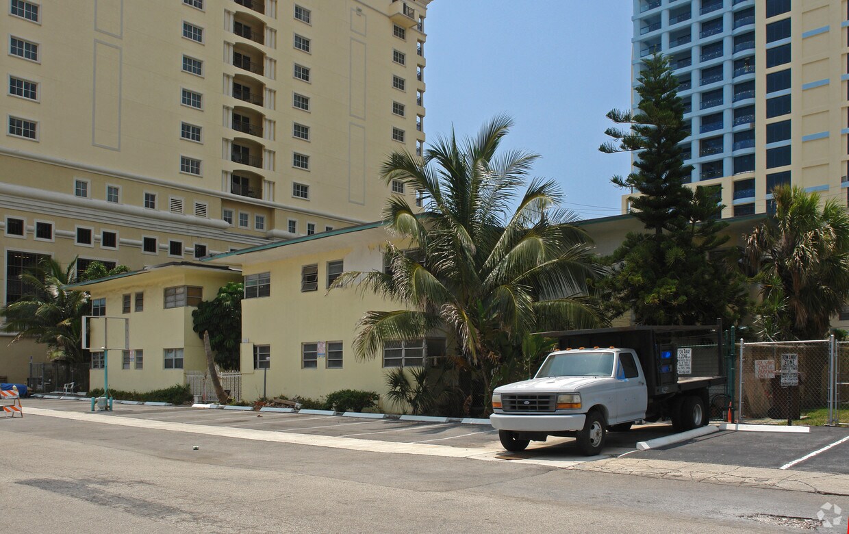 Primary Photo - 3110 Auramar St