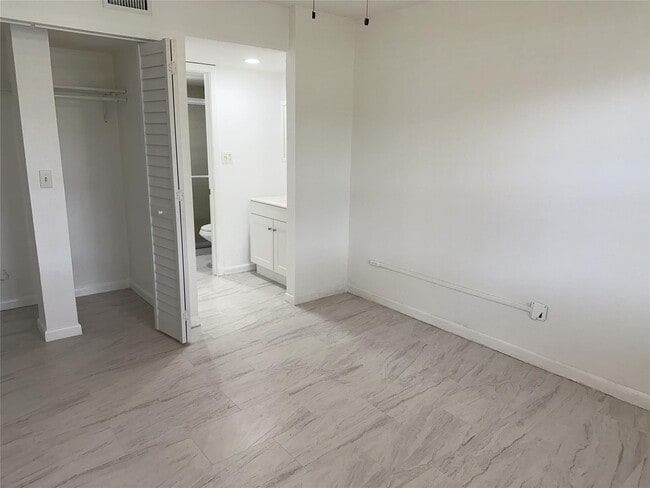 Building Photo - 6061 Shaker Wood Cir