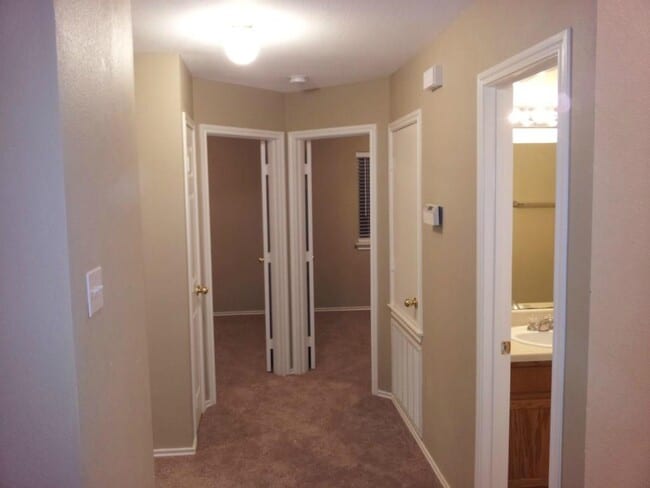 Building Photo - 204 Quail Hollow Dr