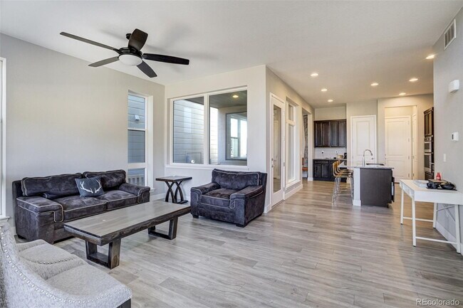 Foto del edificio - Luxury Living in the Heart of Painted Prairie – Spacious 4 Bedroom Home with Modern Finishes and ...