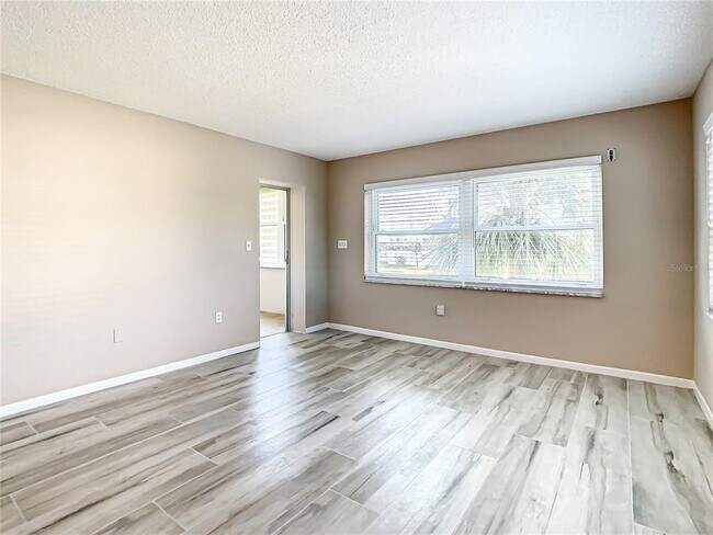 Building Photo - 4575 Cove Cir
