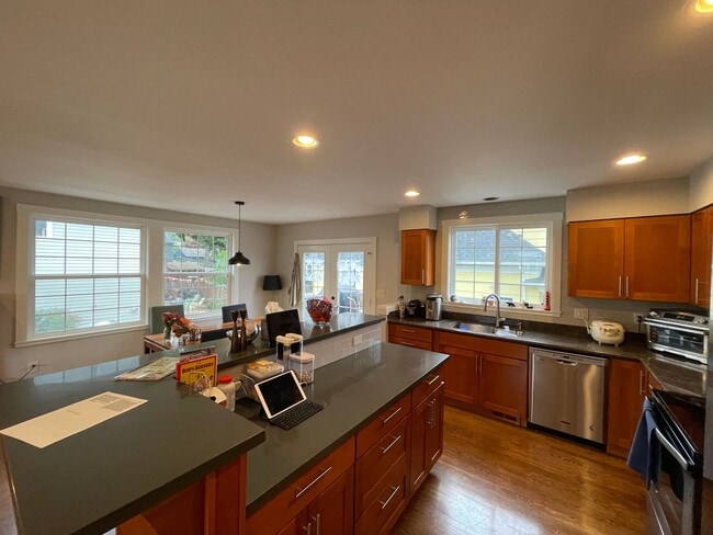 Foto del edificio - Spacious Corner-Lot Home 4 bed 3 bath – Gr...