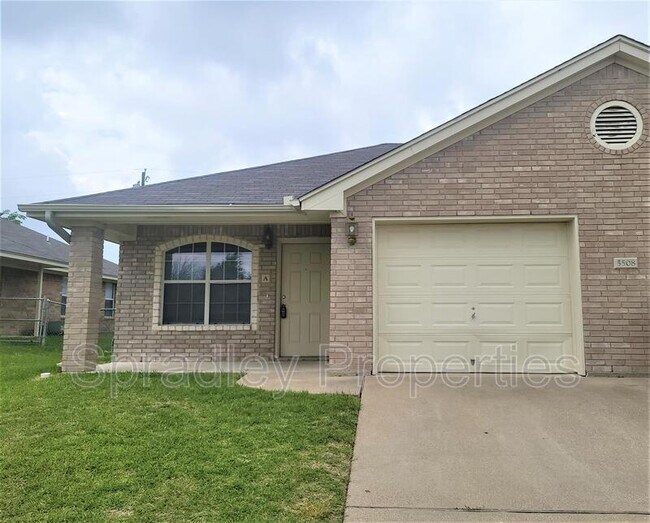 Building Photo - 5508A Luxor Dr