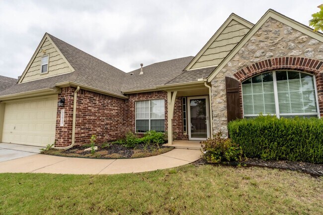 Building Photo - Beautiful 4 Bed 2.5 Bath Property in South Tulsa