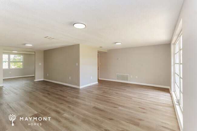 Foto del edificio - Bright 2-Bedroom Home with Garage