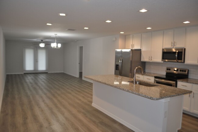 Building Photo - 1/2 Duplex in Seminole Woods